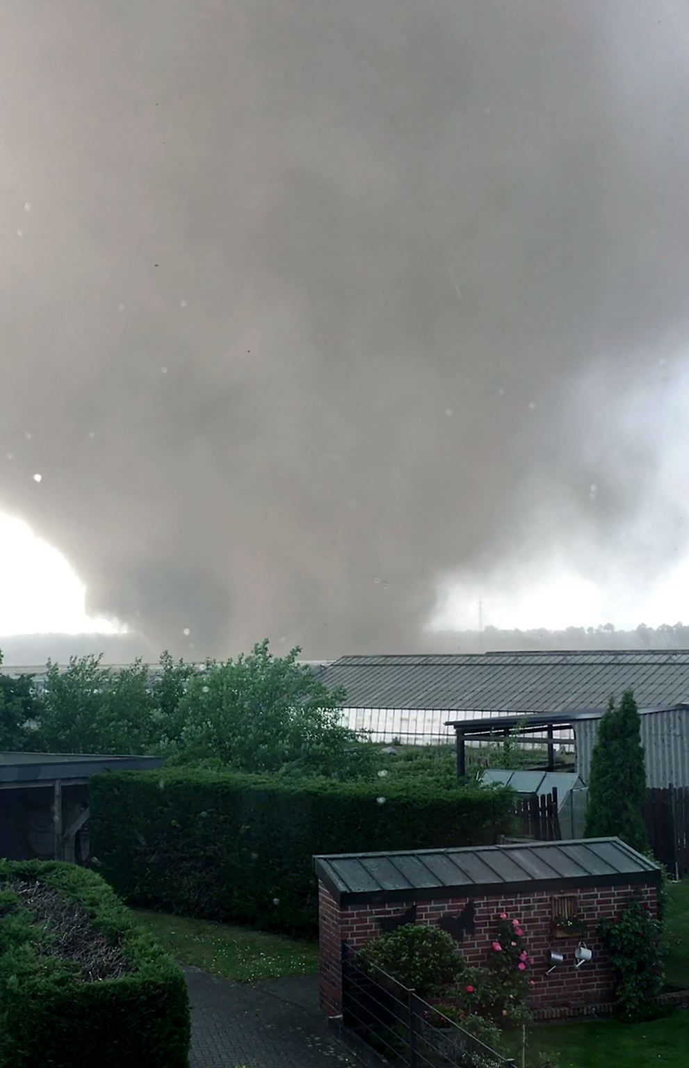 Ungewöhnliches Naturschauspiel im Westen von Nordrhein-Westfalen: Im Kreis Viersen nördlich von Mönchengladbach entwickelt sich aus einer Unwetterfront heraus ein mächtiger Tornado.