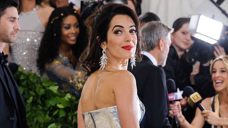Amal Clooney soll es sich mit dem Modehaus Tom Ford verscherzt haben. Sie trug Richard Quinn statt Ford.