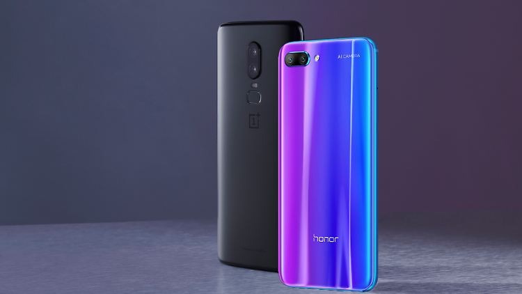 Das OnePlus 6 (l.) und das Honor 10 sind Smartphone-Flaggschiffe zu Mittelklasse-Preisen.