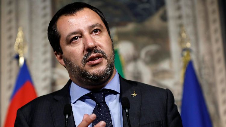 Lega-Chef Matteo Salvini hat einen "Plan B" um, "uns höflich und verantwortungsvoll an einen Tisch zu setzen, um einige der Regeln zu revidieren, die unsere Mitgliedschaft in der Europäischen Union regeln und die das Leben der Italiener schwer schädigen"