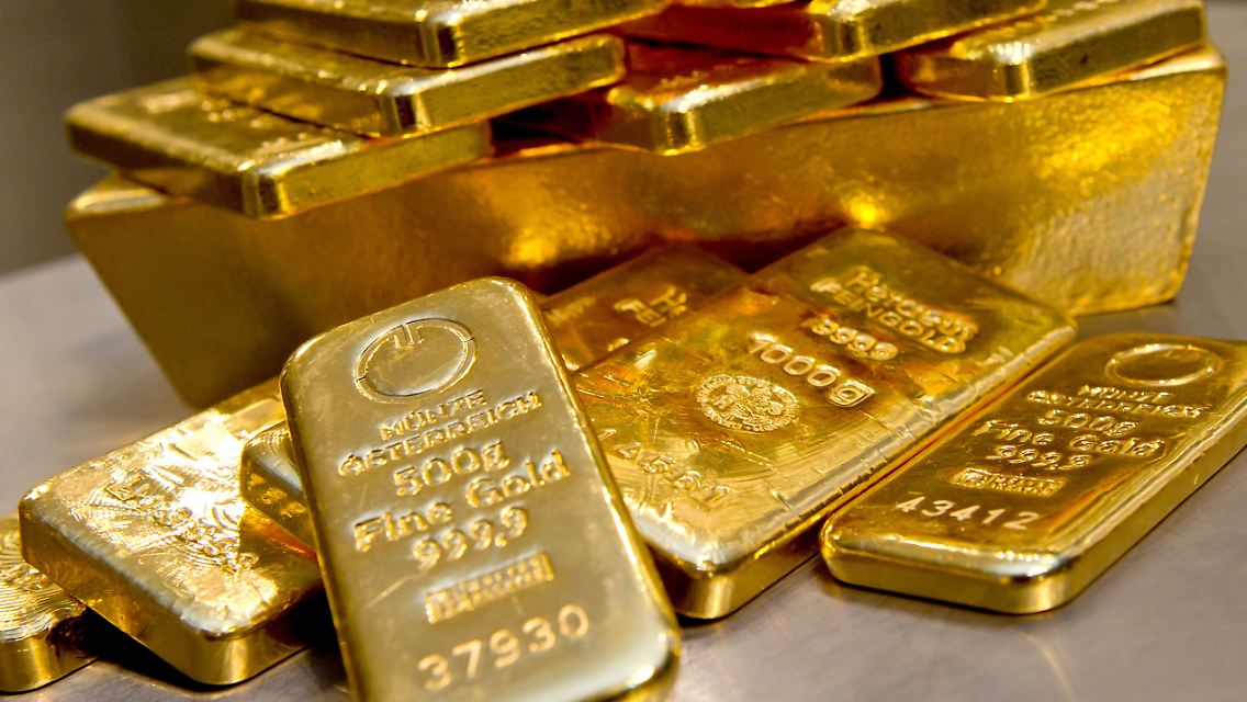 Während die Angst um Italien die Märkte verunsichert, werden "sichere Häfen" wie Gold gesucht.