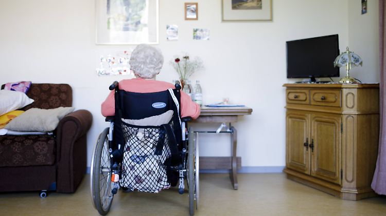 Fast dreieinhalb Millionen Menschen werden voraussichtlich Ende des Jahres Pflegeleistungen bekommen.