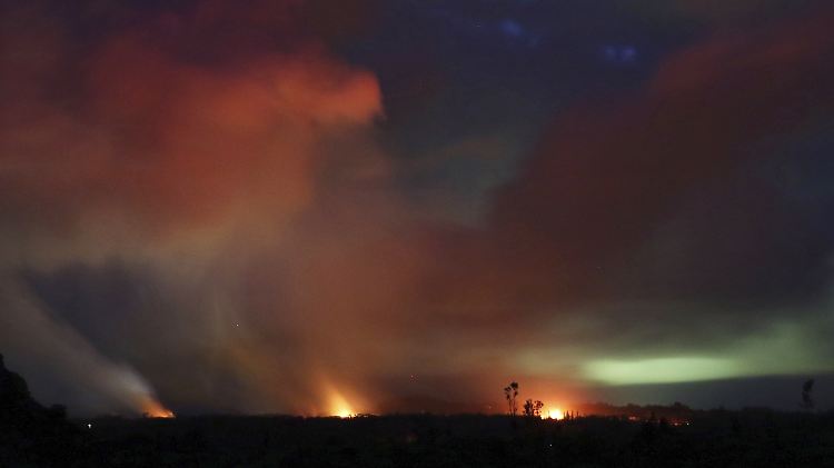 Der Vulkan Kilauea auf Hawaii schießt Lava aus aktiven Spalten in die Höhe. 