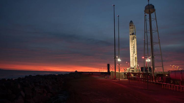 Eine Rakete mit dem Cygnus-Raumfrachter an Bord wartet im November 2017 im Wallops-Nasa-Raumfahrtzentrum im US-Bundesstaat Virginia auf ihren Start.