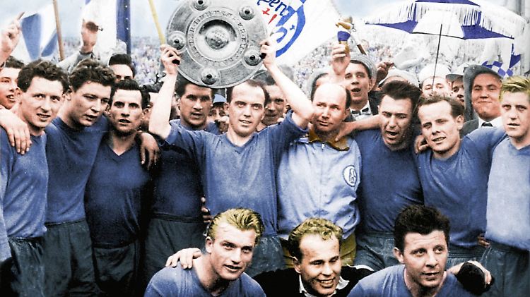 Dieses Foto ist so alt, dass es nachträglich koloriert wurde: Der FC Schalke 04 feiert am 18. Mai 1958 die deutsche Fußballmeisterschaft. Zu sehen sind, oben, von links: Heinz Kördel, Manfred Kreuz, Willi Koslowski, Otto Laszig, Berni Klodt mit der Schale, Trainer Edi Frühwirth, Günter Siebert und Günter Karnhof. Vorne: Herbert Sadlowski, Torwart Manfred Orzessek und Günter Brocker. 