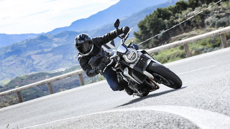 Mit der CB 1000 R ist auch der Kurvenraub kein Problem.