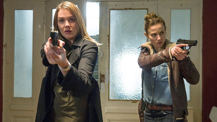 Die Ermittlerinnen Henni Sieland (Alwara Höfels) und Karin Gorniak (Karin Hanczewski) in "Wer jetzt allein ist". Mit diesem Fall verabschiedet sich Höfels wie angekündigt vom "Tatort".