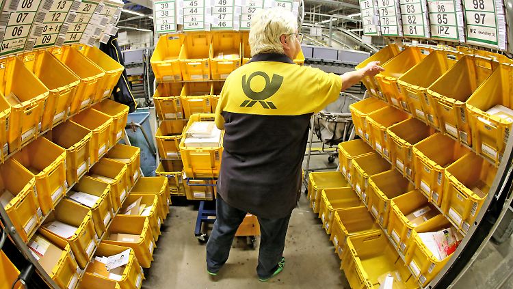 Eine Mitarbeiterin der Post sortiert Großbriefe im Leipziger Briefzentrum.