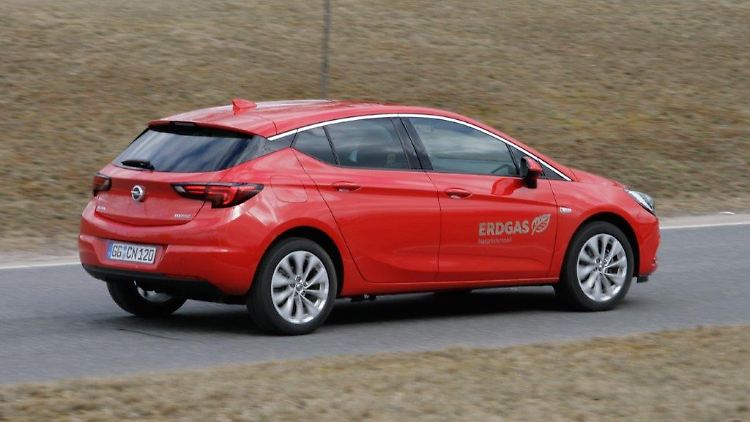 Äußerlich unterscheidet sich der Astra CNG nicht von seinen Brüdern, nur beim Kofferraumvolumen schwächelt er wegen des Gastanks mit 240 Litern.