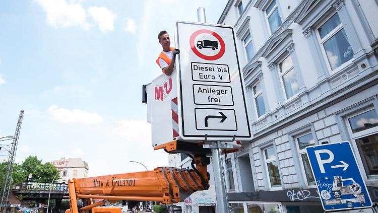 An diese Verbotsschilder werden sich die Hamburger nun gewöhnen müssen.