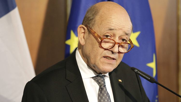 Frankreichs Außenminister Jean-Yves Le Drian verkündete die Sanktionen gegen Firmen aus Syrien.