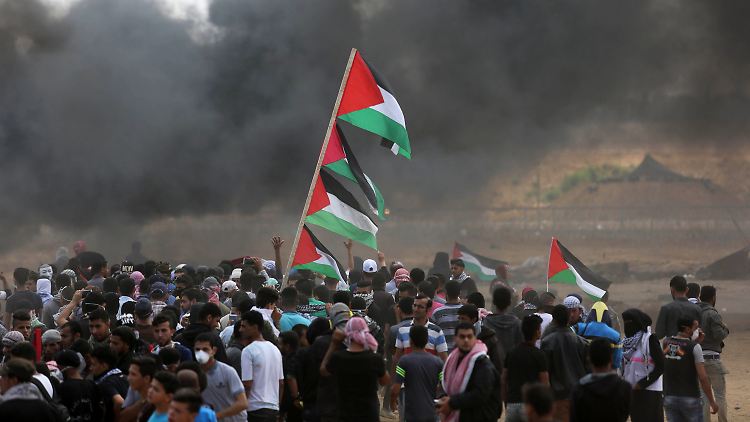 Szenen von Montag: Palästinenser liefern sich Auseinandersetzungen mit israelischen Sicherheitskräften.