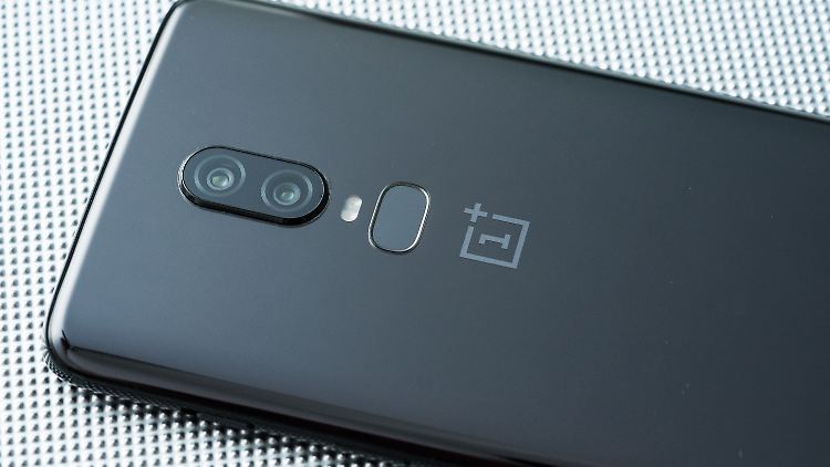Das OnePlus 6 ist in glänzendem oder mattem Schwarz und bald auch in Weiß erhältlich.