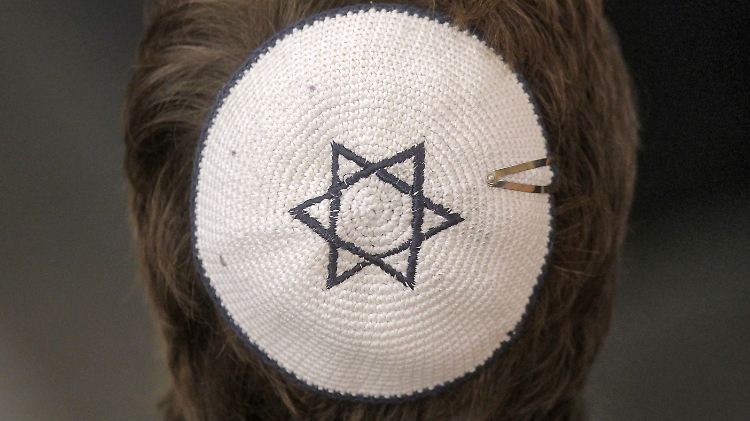 Eine ähnliche Kippa trug ein 21-Jähriger in Berlin. Er wurde mit einem Gürtel angegriffen. 