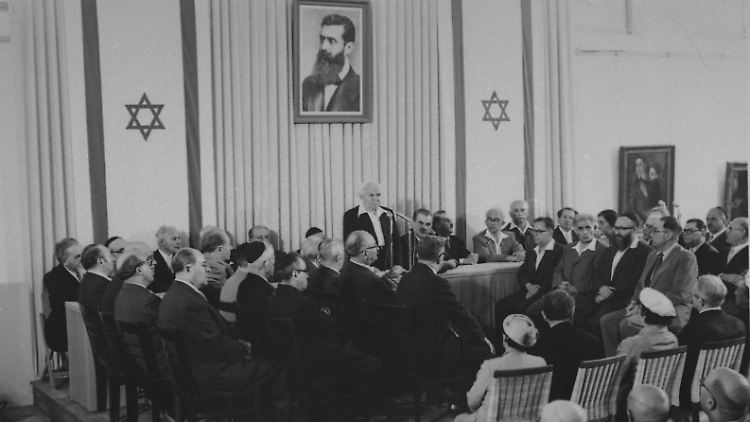 Am 14. Mai 1948 rief Ben Gurion unter einem Bildnis von Theodor Herzl den Staat Israel aus.