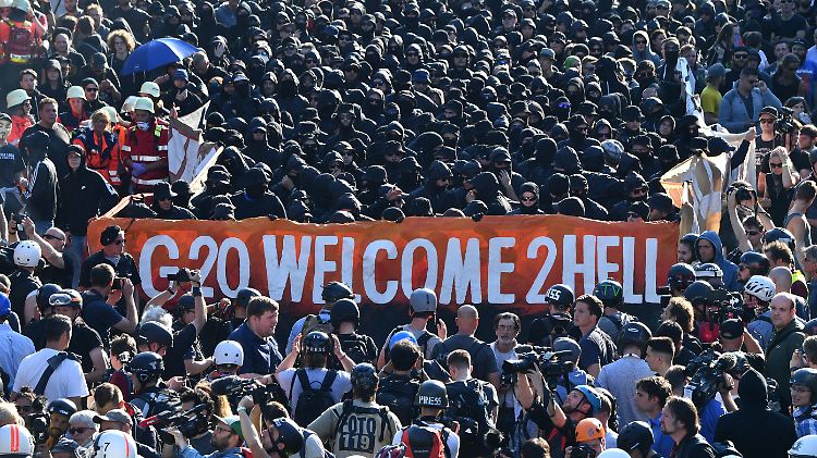 Etwa 12.000 Demonstranten beteiligten sich an dem Aufmarsch am Abend vor dem G-20-Gipfel.