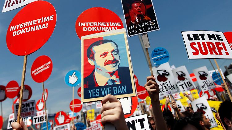 Protest gegen die Netzpolitik Erdogans gab es schon zu Beginn des Jahrzehnts. Doch die Lage wurde immer dramatischer.