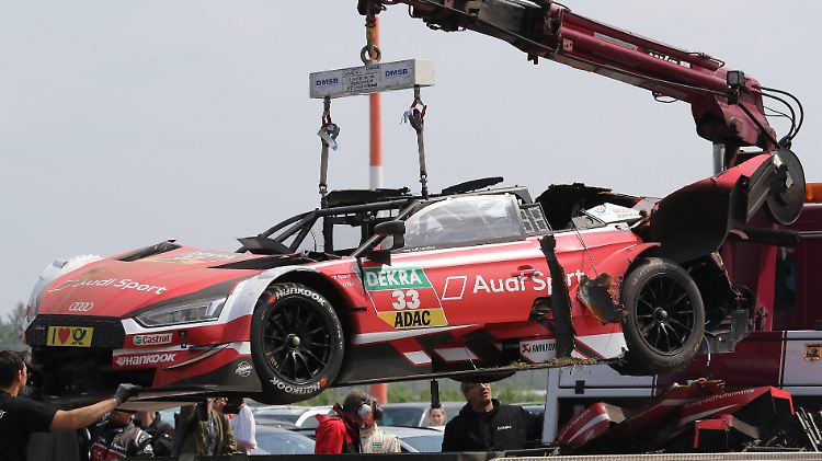 Wer den Boliden von Rene Rast sieht, ahnt, der DTM-Champion nach Glück gehabt.