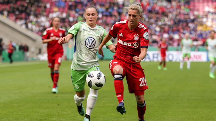 Die Wolfsburgerinnen, hier mit Ewa Pajor, verteidigiten ihren DFB-Pokaltitel gegen den FC Bayern, hier mit Verena Faißt, erst in der Verlängerung.