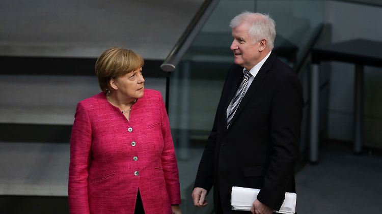 Haben wieder einmal Streit: Merkel und Seehofer.
