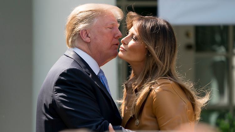 Als ähnlich unbeholfen wie dieser Kuss entpuppte sich auch Donald Trumps Willkommensgruß an seine Frau Melania.