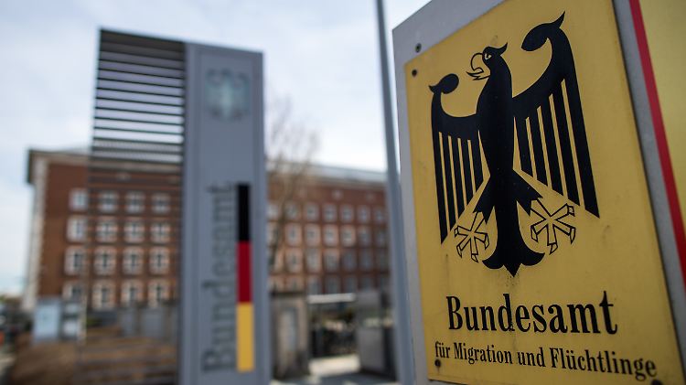 Das Bamf steht wegen der unrechtmäßigen Genehmigung von Hunderten Asylanträgen in der Kritik.
