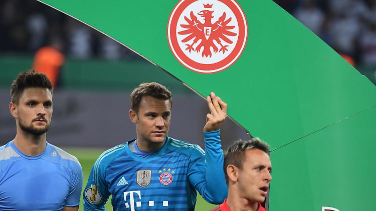 Torwart Manuel Neuer (Mitte) gehört zu den Wenigen, die die Siegerehrung der Frankfurter auf dem Platz beobachtete.