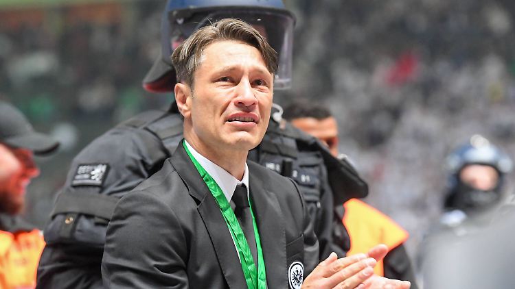 Kovač gerührt: Die Fans der Eintracht feiern ihren scheidenden Trainer.