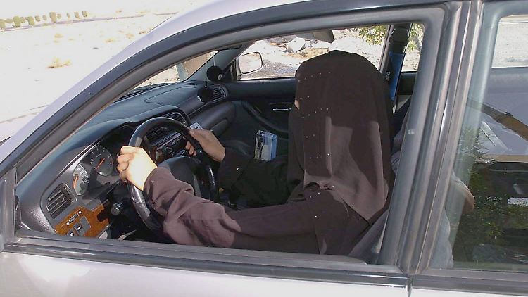 Noch etwa einen Monat, dann ist Frauen auch in Saudi-Arabien das Autofahren erlaubt.