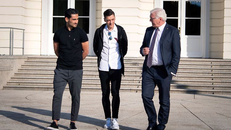 Mesut Özil und Ilkay Gündogan treffen Frank-Walter Steinmeier.