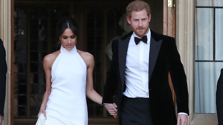 Schick für die Feier am Abend: Meghan im weißen Kleid, Harry im dunklen Smoking.