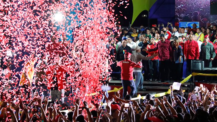 Lässt sich von seinen Anhängern feiern: der neue und alte venezolanische Präsident Nicolás Maduro.