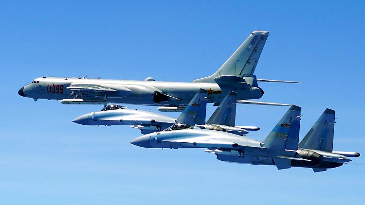 Ein chinesischer Bomber vom Typ H-6K ist auf dem Stützpunkt im Südchinesischen Meer gelandet. 