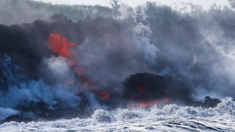 Wenn die heiße Lava auf das salzhaltige Meerwasser trifft, entstehen gefährliche Dämpfe.