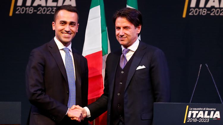 Der Chef der Fünf-Sterne-Bewegung Luigi Di Maio (links) mit dem Juristen Giuseppe Conte.