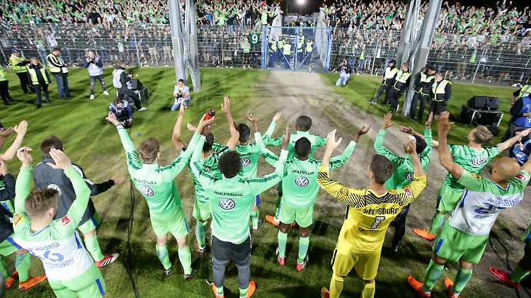 Ließen sich nach dem Abpfiff von den Fans feiern: die Wolfsburger.