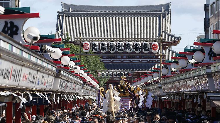 Shinto-Festival in Tokio: Im Asakusa-Distrikt ziehen Gläubige zum "Sanja Matsuri"-Fest mit einem Mikoshi durch die Straßen.