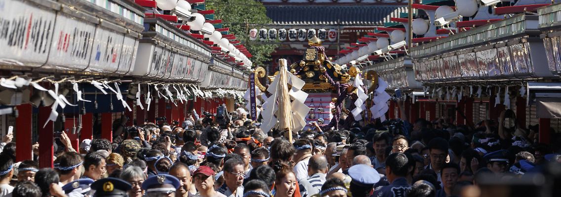 Shinto-Festival in Tokio: Im Asakusa-Distrikt ziehen Gläubige zum "Sanja Matsuri"-Fest mit einem Mikoshi durch die Straßen.