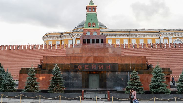 Das Lenin-Mausoleum am Roten Platz: Wer Haltung annimmt, darf länger gucken.