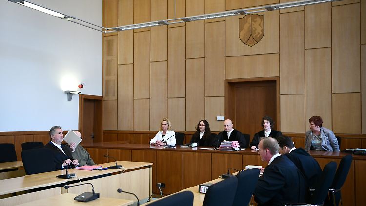 Vor dem Landgericht Hagen muss sich Werner S. für die Attacke auf den Bürgermeister von Altena verantworten.