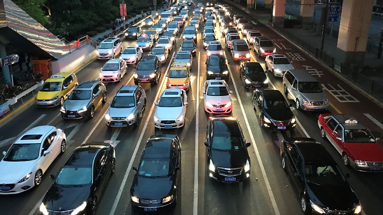 Auf Shanghais Straßen geht es häufig nicht so richtig flott voran.