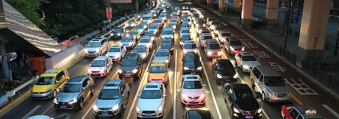 Auf Shanghais Straßen geht es häufig nicht so richtig flott voran.