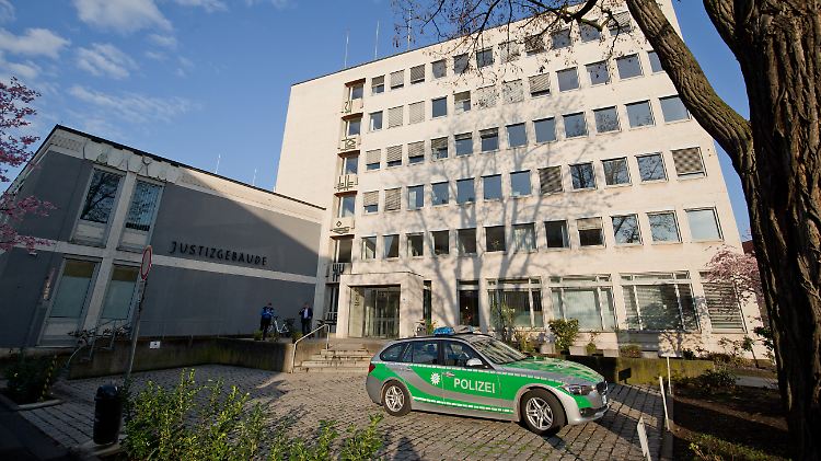 Der Angeklagte gibt zwar die mehrfache Vergewaltigung zu, bestreitet aber eine Tötungsabsicht.