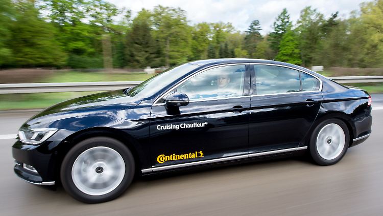 Noch muss hinter jedem Lenkrad eines autonom fahrenden Autos auch ein Fahrer sitzen.