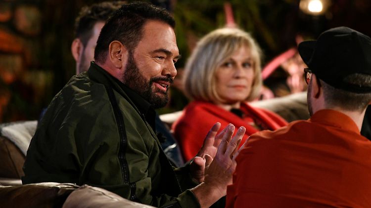 Marian Gold erzählt Mary Roos (Mitte) und Mark Forster (r.) einen Schwank aus der Jugend. 