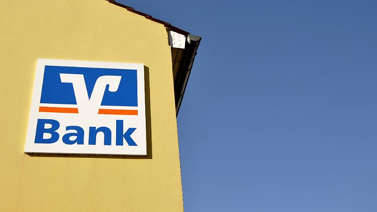 Logo einer Volksbank an einer Hauswand. Sechs Institute wollen weiterhin im Iran-Geschäft aktiv bleiben.