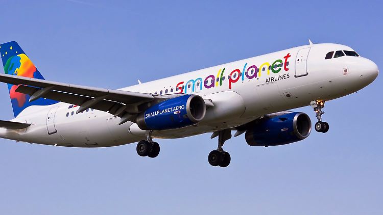 Small-Planet-Maschine am Flughafen Paderborn-Lippstadt