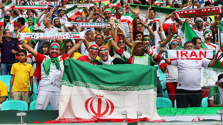 Iranische Fans feiern ihr Team.
