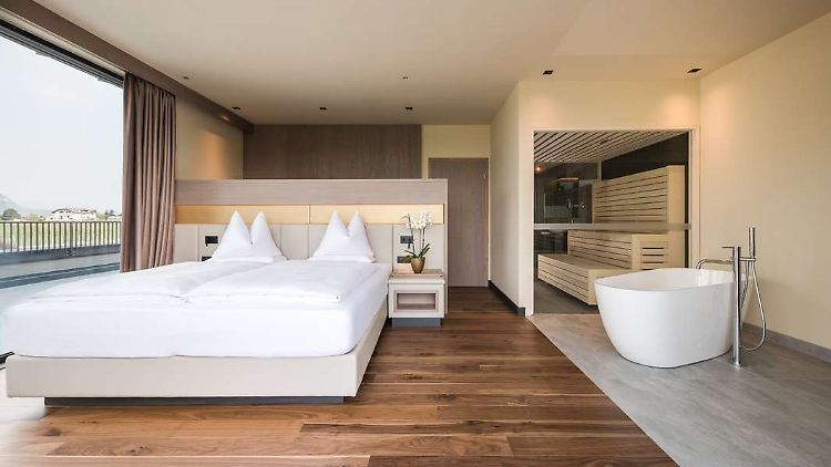 Die besten Chancen für einen Zimmerwechsel bestehen übrigens morgens vor zwölf Uhr, wenn die Zimmer gereinigt werden und die neuen Gäste noch nicht eingecheckt haben. 