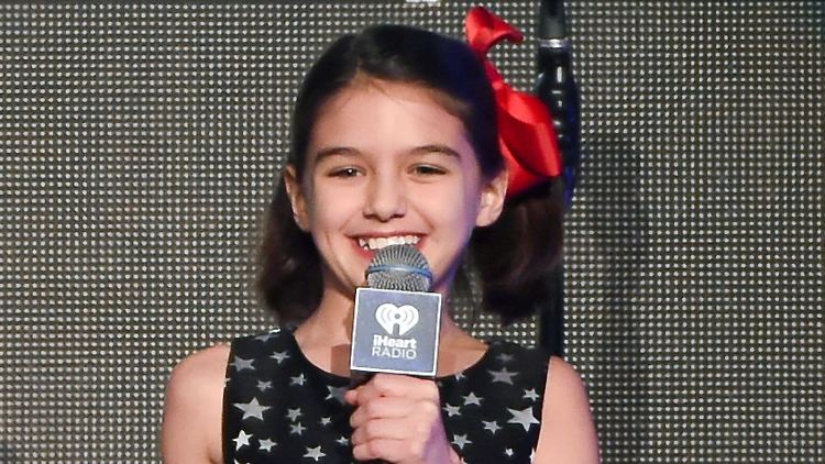 Als Kind von Prominenten genießt man schon mal das eine oder andere Privileg. Suri Cruise trägt Designer-Robe.